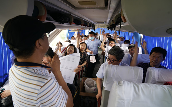 在車上進(jìn)行黨史有獎(jiǎng)知識競賽搶答.jpg